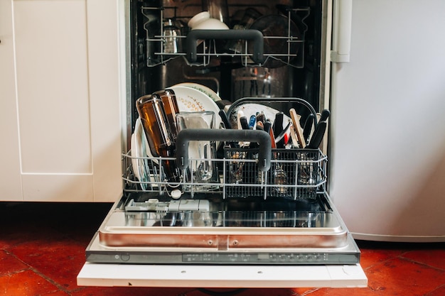 Foto utensílios de cozinha em lavadora de pratos