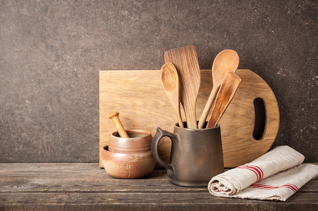 Utensílios de cozinha em mesa de madeira