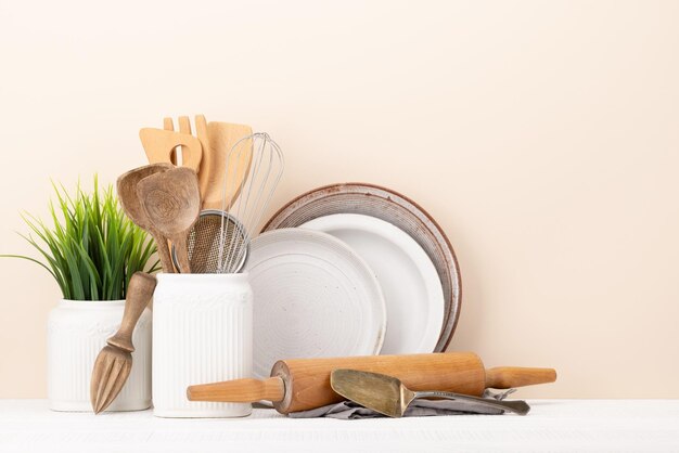 Utensílios de cozinha em mesa de madeira