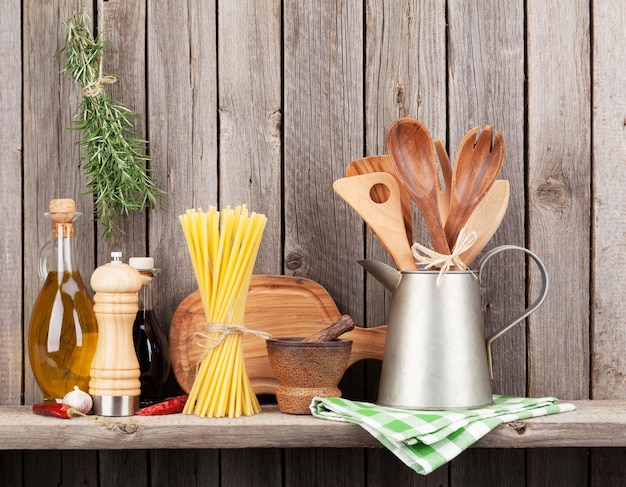 Utensílios de cozinha ervas e especiarias na prateleira