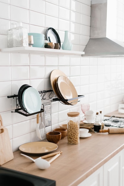Utensílios de cozinha estão no armário O interior da sala no estilo escandinavo