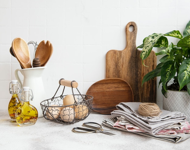 Utensílios de cozinha, ferramentas e louças na superfície da parede de azulejos brancos