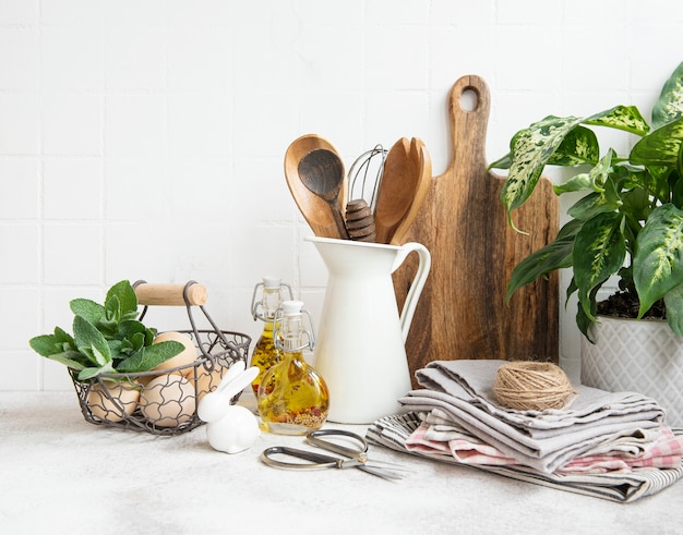 Utensílios de cozinha, ferramentas e louças na superfície da parede de azulejos brancos