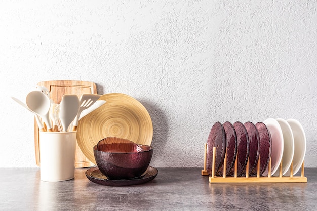 Utensílios de cozinha ferramentas utensílios em uma bancada de pedra no contexto de uma parede de cimento cinza interior moderno espaço de cozinha