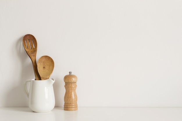 Utensílios de cozinha minimalistas no fundo da parede da mesa. Maquete do modelo de receita.