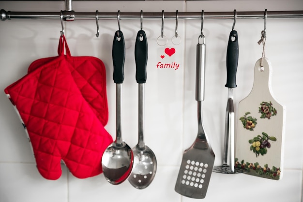 Foto utensílios de cozinha na bancada na cozinha moderna