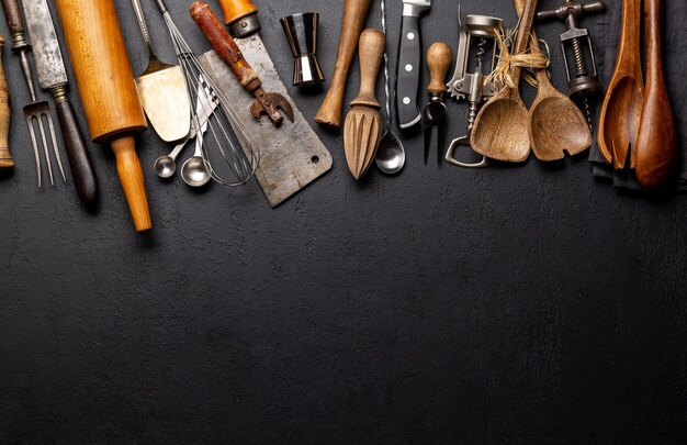 Utensílios de cozinha na mesa da cozinha