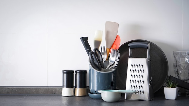 Foto utensílios de cozinha na parede da cozinha. lugar para texto.