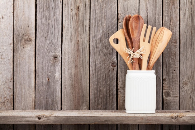 Utensílios de cozinha na prateleira