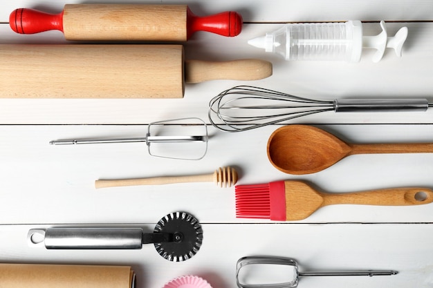 Utensílios de cozinha para a preparação de bolos sobre fundo de madeira