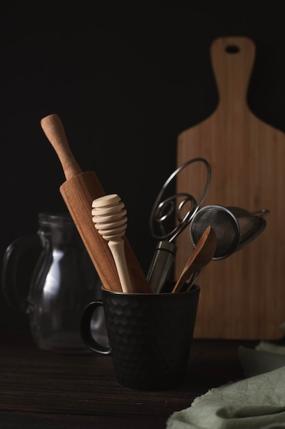 Utensílios de cozinha para amassar a massa estão sobre a mesa