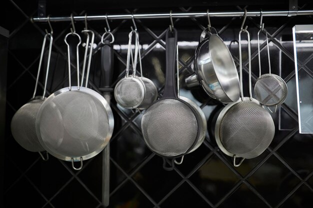 utensílios de cozinha pendurados na parede da cozinha utensílios de metal da cozinha pendurados na parede da cozinha