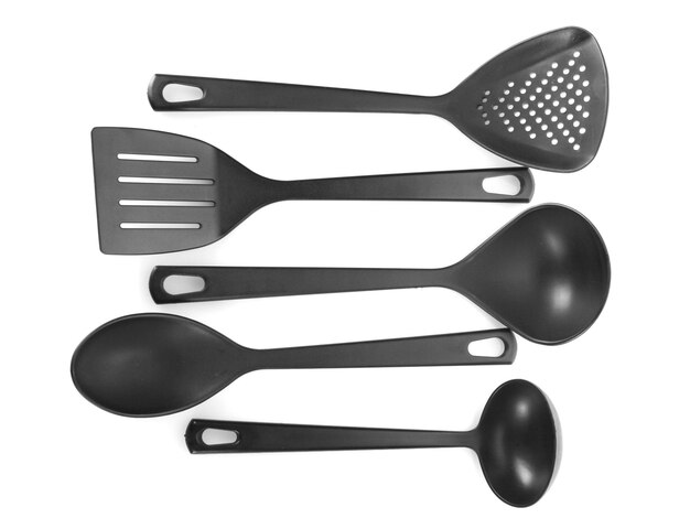 Utensílios de cozinha pretos isolados em branco