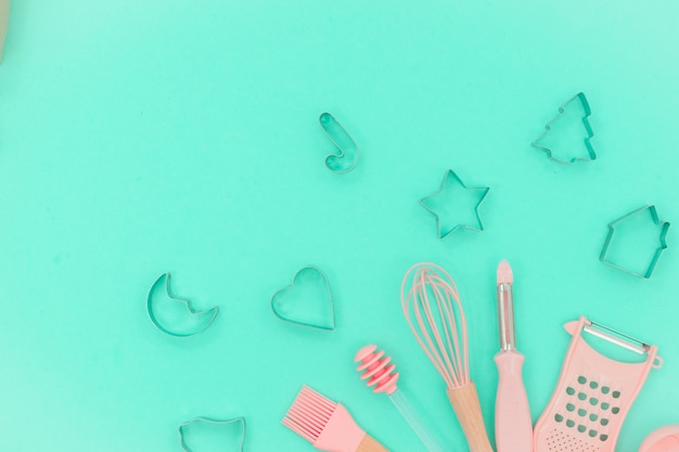 Utensílios de cozinha rosa. forma de cozimento maior, bata e ferro. vista do topo