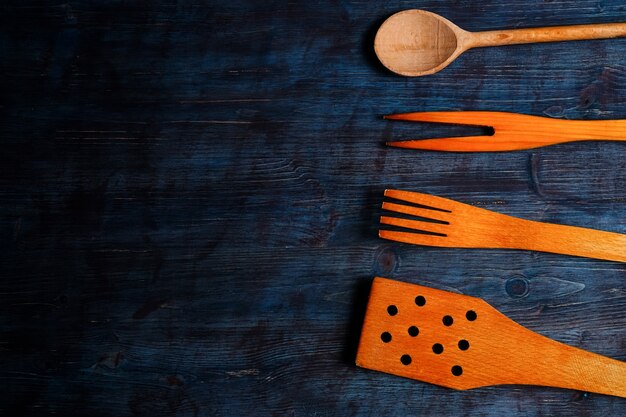 Utensílios de cozinha rural em fundo de madeira vintage