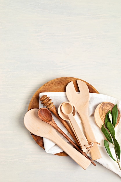 Utensílios de cozinha tradicionais de madeira e utensílios de cozinha