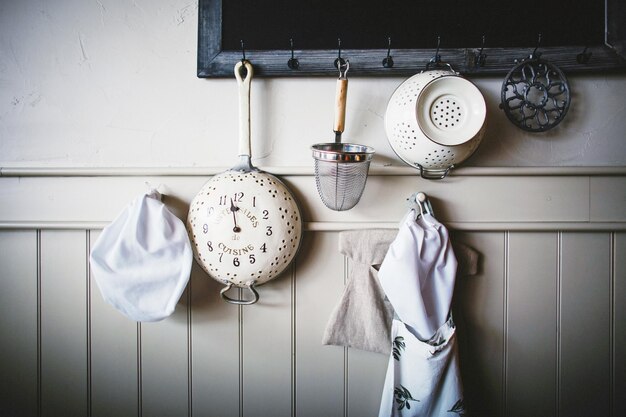 Utensílios de cozinha vintage na parede