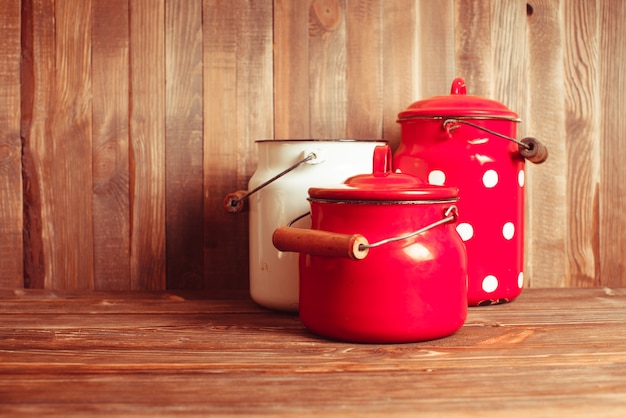 Utensílios de cozinha vintage vermelhos e brancos em uma mesa branca