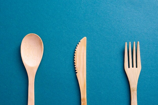 Utensílios de madeira em papel azul calmo