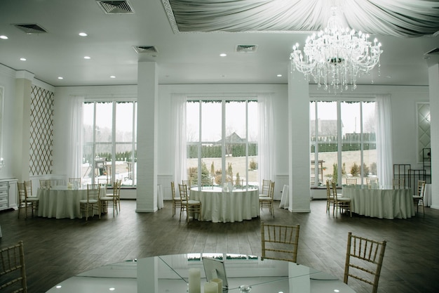 Utensílios de mesa brancos de luxo e um belo restaurante elegante para o dia do casamento