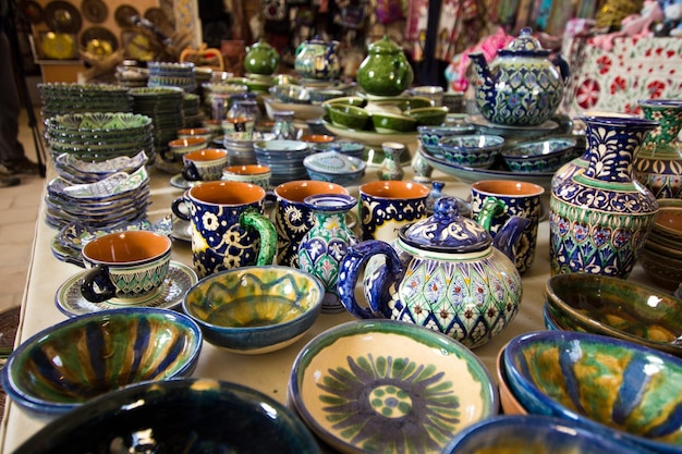 Utensílios de mesa cerâmicos tradicionais no mercado de rua de Tashkent, Uzbequistão