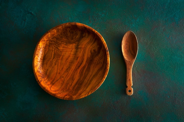 Utensílios de mesa de madeira em verde sujo