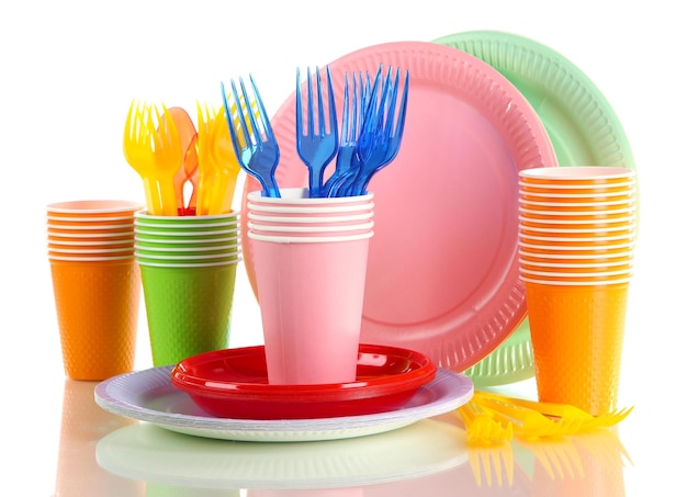 Utensílios de mesa de plástico multicoloridos isolados em branco