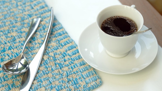 Utensílios de mesa e canecas de café