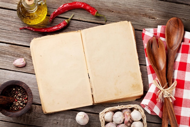 Utensílios e ingredientes de livros de receitas vintage