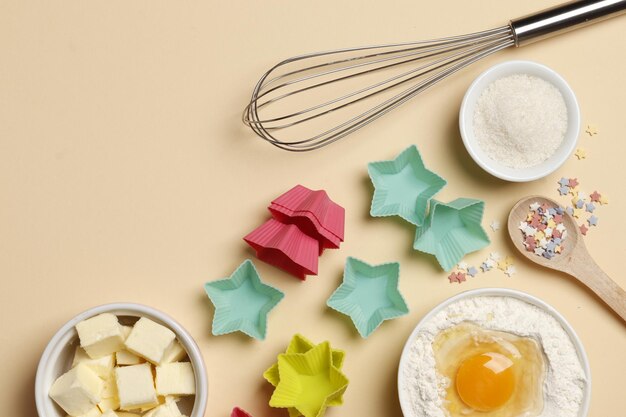 Utensílios e ingredientes de panificação. Utensílios de cozinha de silicone colorido, rolo, polvilhar açúcar, bata com molde de biscoito em um fundo colorido. Conceito de cozimento. Lugar para texto. Conceito de Páscoa.