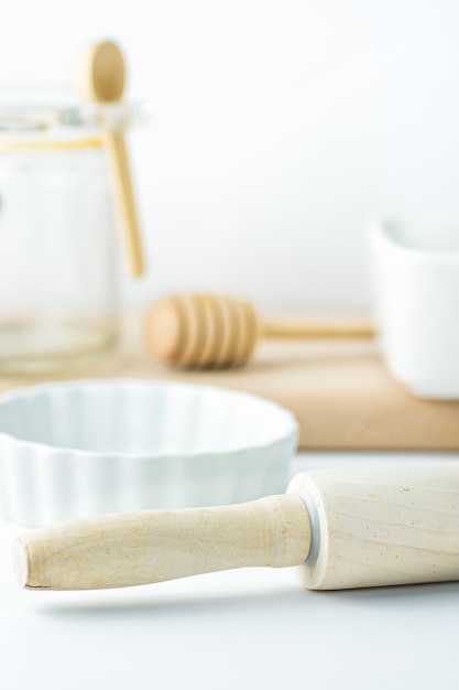 Utensilios de madera sobre la mesa blanca.