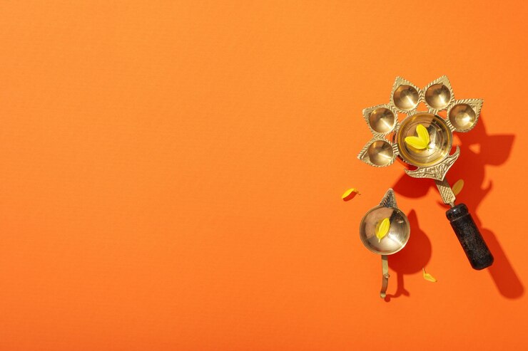 Utensilios orientales de cobre sobre fondo naranja espacio para texto