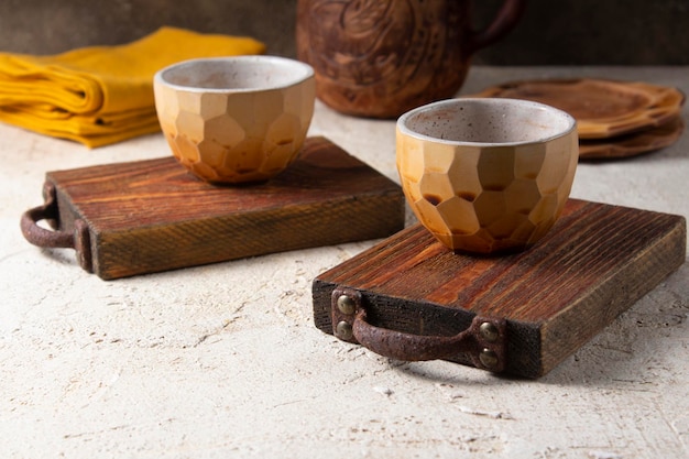 Utensilios de té vintage de cerámica tetera y taza de té Desayuno o cena en estilo rústico servido con una tabla de madera