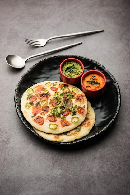 Uthappam ou uttapam é um tipo de dosa do sul da Índia que é mais espesso, com coberturas de tomate, cebola e pimenta