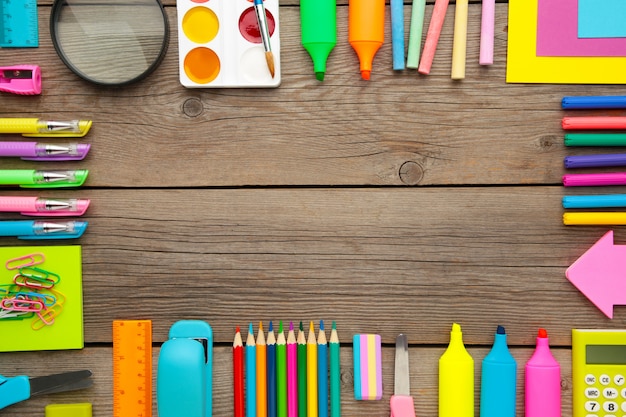 Papelería Escolar Material Oficina Sobre Fondo Madera: fotografía