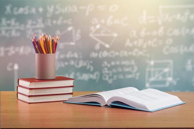 Útiles escolares en el escritorio