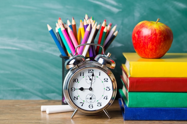 Foto Útiles escolares en el fondo de una junta escolar