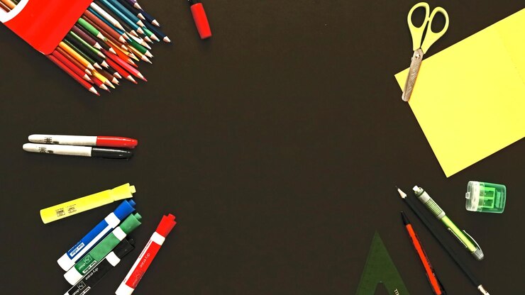 útiles escolares, fondo negro, lapices de colores, espacio creativo, ideas, fondo de pantalla