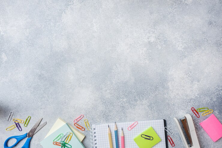 Útiles escolares, lápices cuadernos en gris con espacio de copia.
