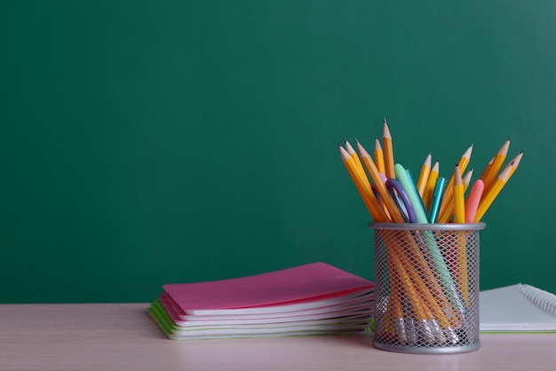 Útiles escolares en la mesa a bordo de fondo