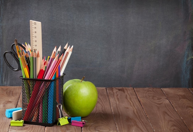 Foto Útiles escolares y de oficina y manzana.