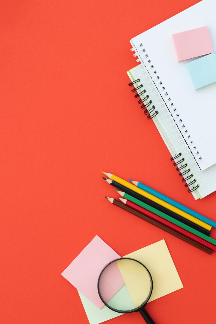 Útiles escolares en rojo Vista superior Regreso a la escuela