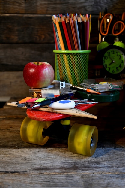 Foto Útiles escolares ubicados en una patineta.