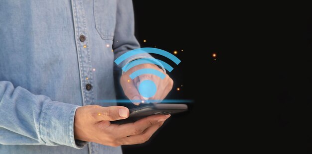 Utilice el teléfono inteligente empresarial con el concepto de red social de comunicación empresarial del icono wifi
