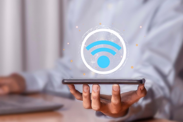 Utilice el teléfono inteligente empresarial con el concepto de red social de comunicación empresarial del icono wifi