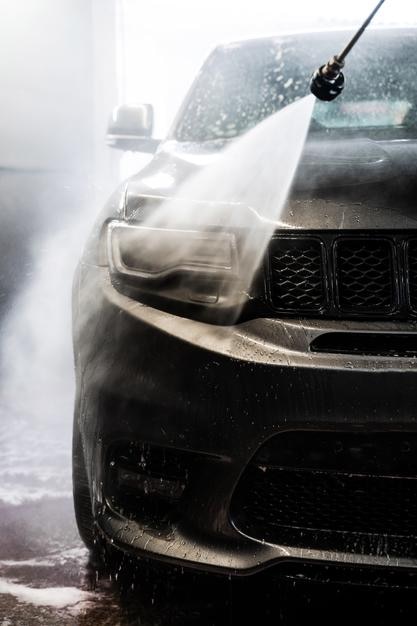 Utilización de chorro de agua a alta presión para limpiar la suciedad de la carrocería Limpieza de la espuma de los faros del automóvil en el lavado de automóviles de autoservicio