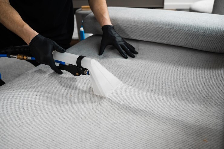 Foto utilizando um extrator para refrescar e limpar de poeira e manchas móveis estofados limpador é sofá de limpeza a seco usando máquina de extrator com detergente