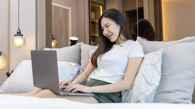 Utilizar la computadora portátil en la cama