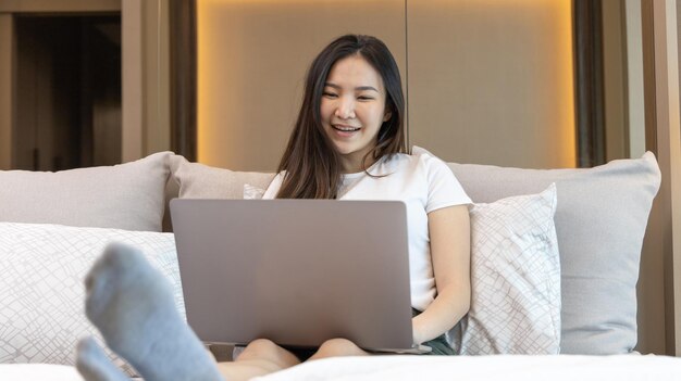 Utilizar la computadora portátil en la cama