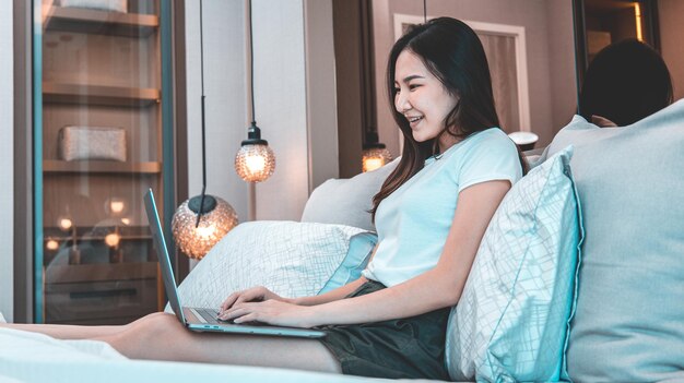 Utilizar la computadora portátil en la cama